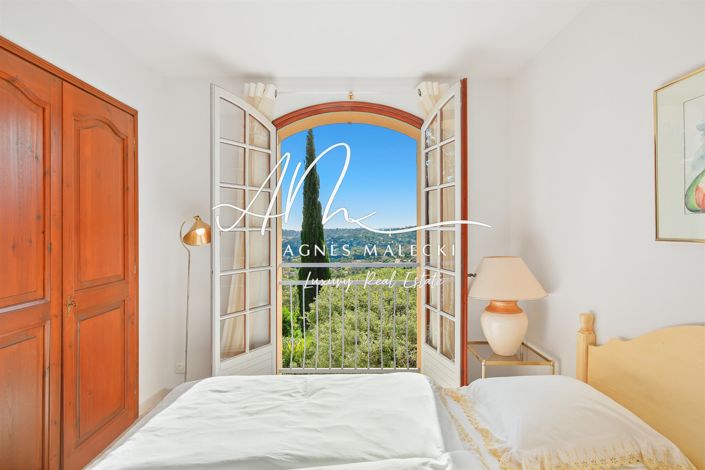 Image No.9-5 Bed House for sale