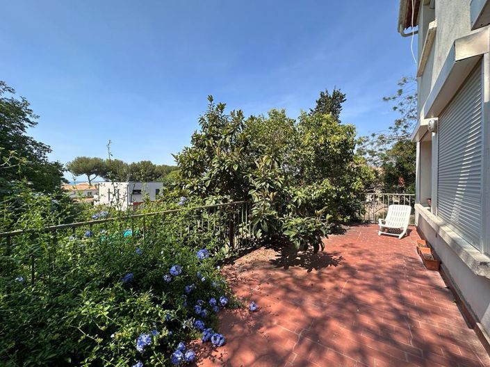 Image No.8-5 Bed House for sale