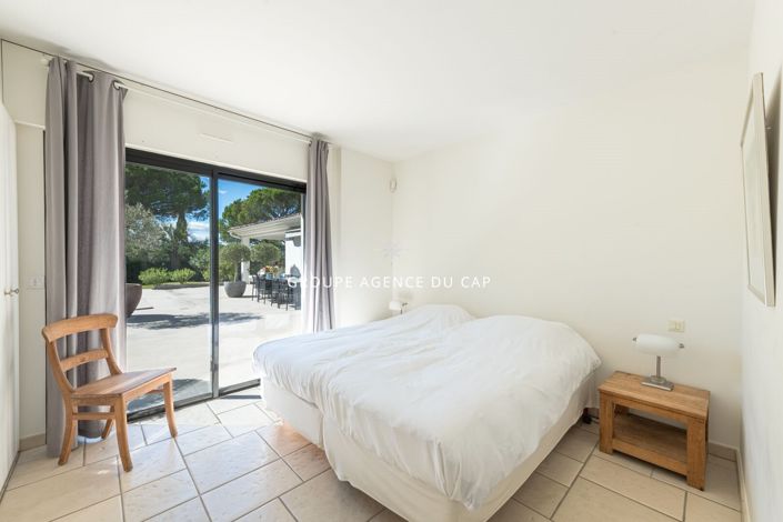 Image No.8-5 Bed House for sale