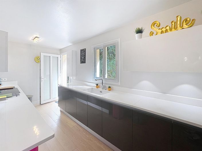 Image No.10-3 Bed House for sale