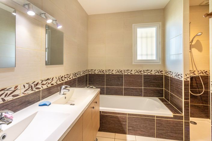 Image No.8-3 Bed House for sale