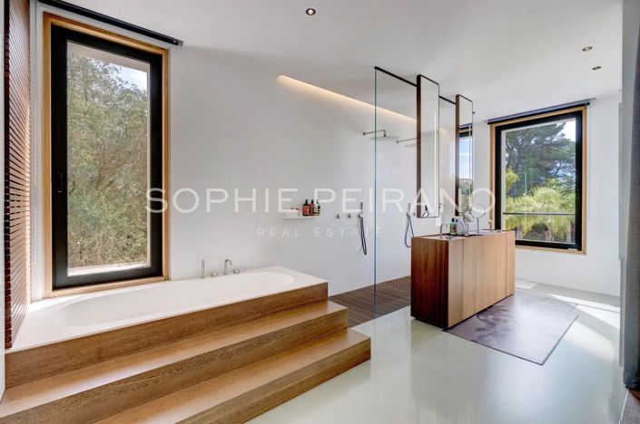 Image No.7-6 Bed House for sale