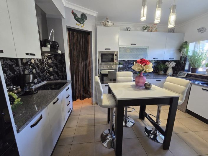 Image No.4-2 Bed House for sale