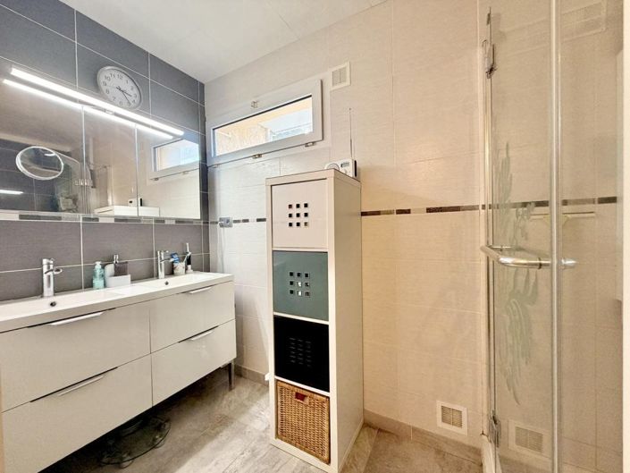 Image No.8-5 Bed House for sale