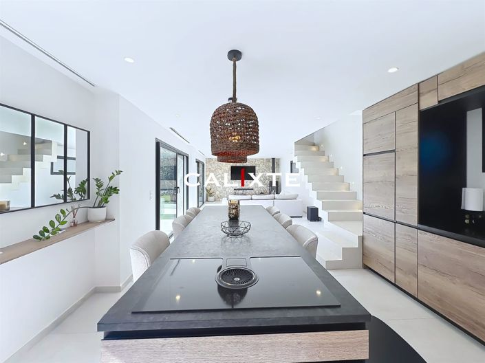 Image No.10-3 Bed House for sale