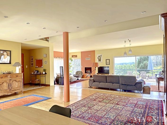 Image No.8-5 Bed House for sale