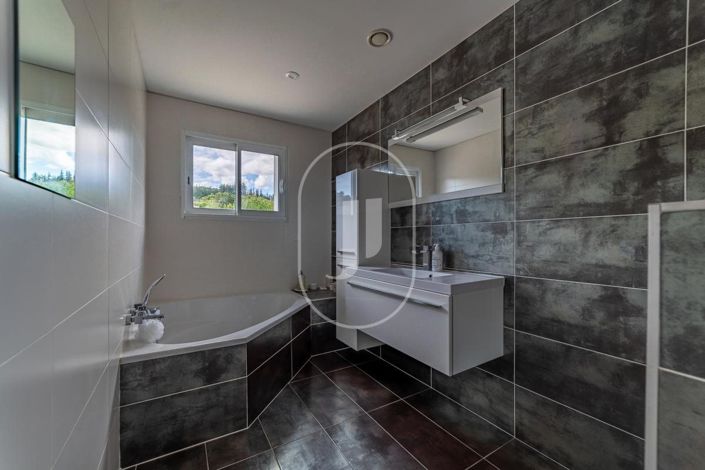 Image No.10-3 Bed House for sale