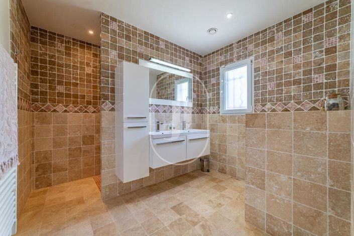 Image No.8-3 Bed House for sale