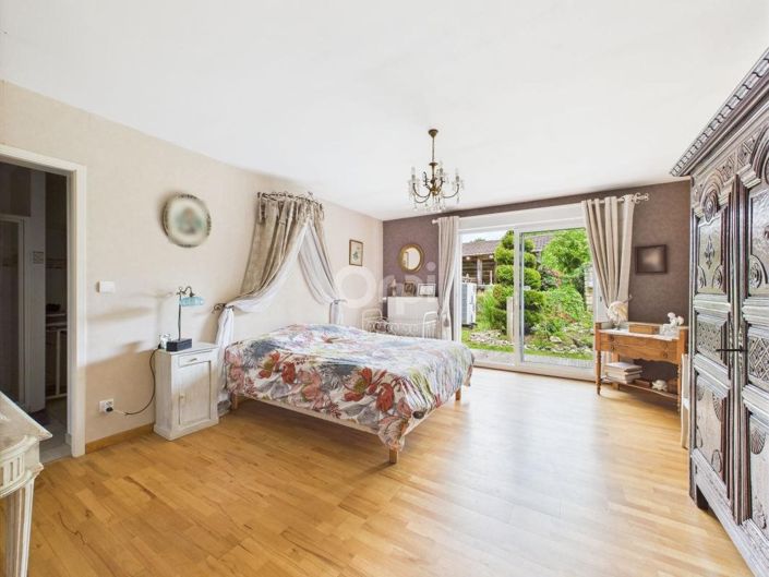 Image No.5-8 Bed House for sale