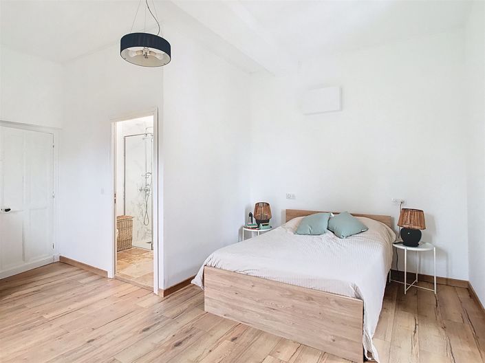 Image No.9-5 Bed House for sale