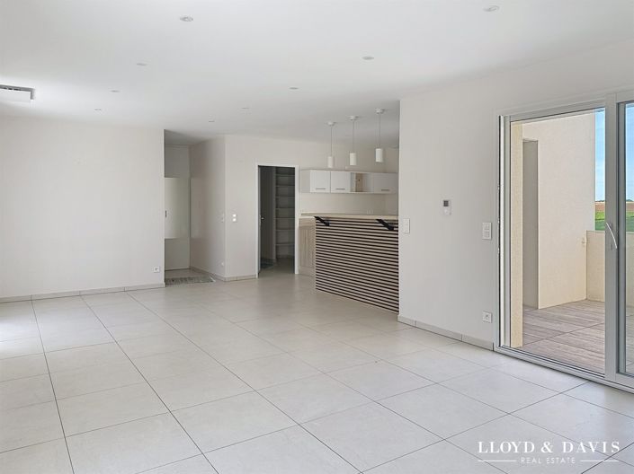 Image No.10-3 Bed House for sale
