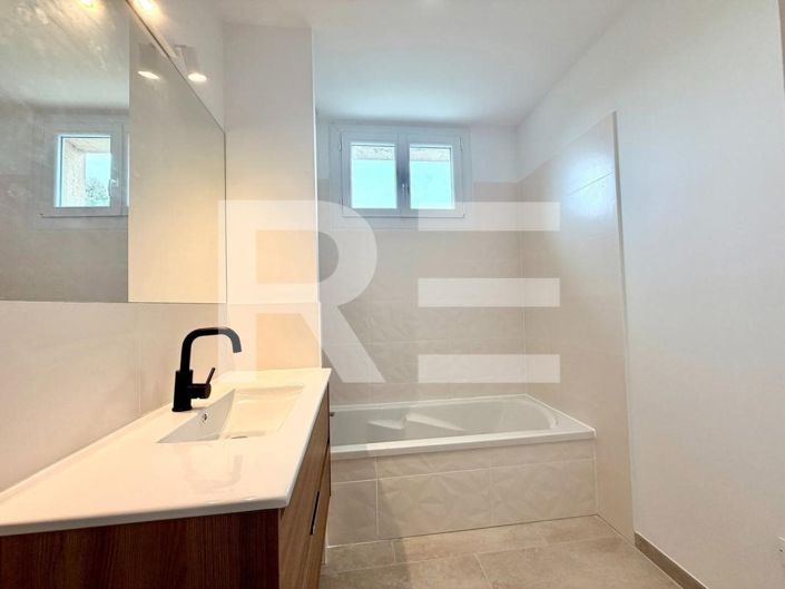 Image No.6-5 Bed House for sale