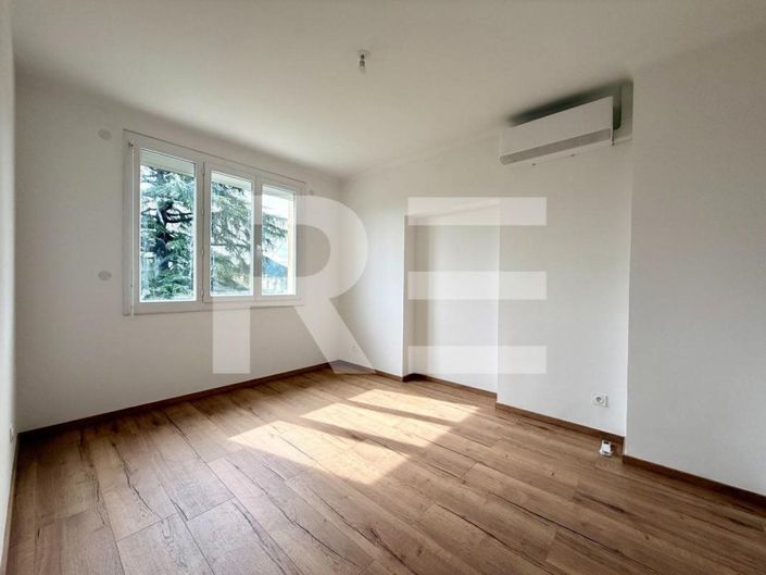 Image No.7-5 Bed House for sale