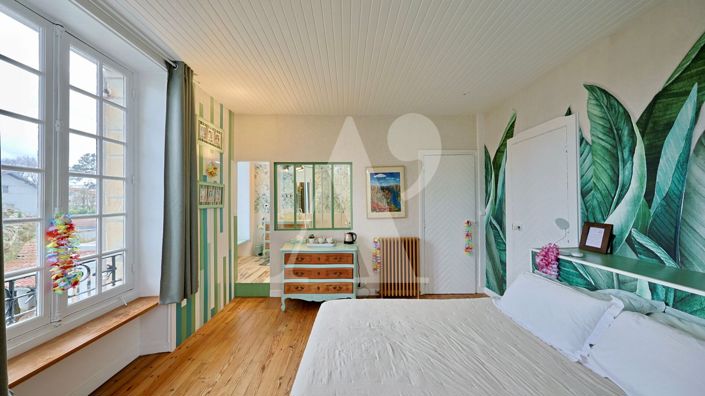 Image No.11-10 Bed Property for sale