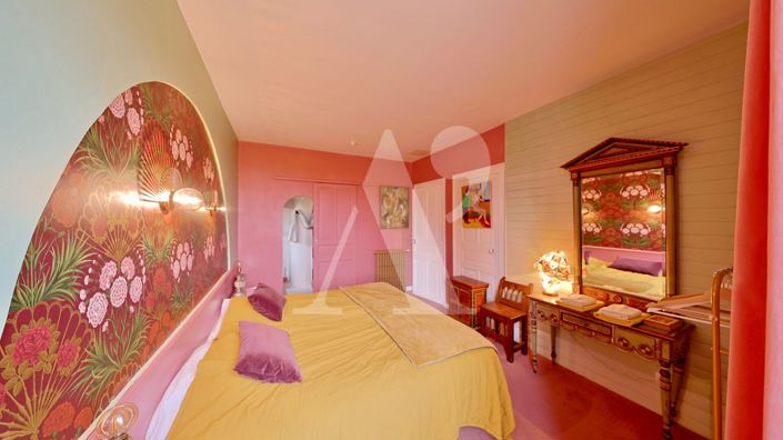 Image No.12-10 Bed Property for sale