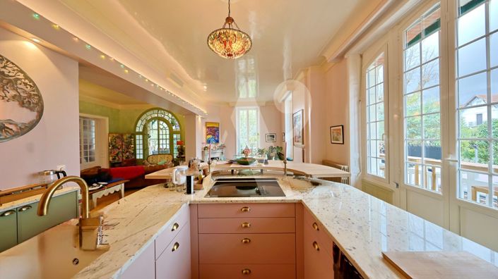 Image No.8-10 Bed Property for sale