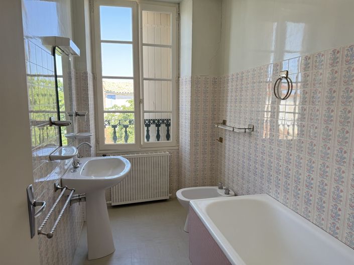 Image No.18-6 Bed House for sale