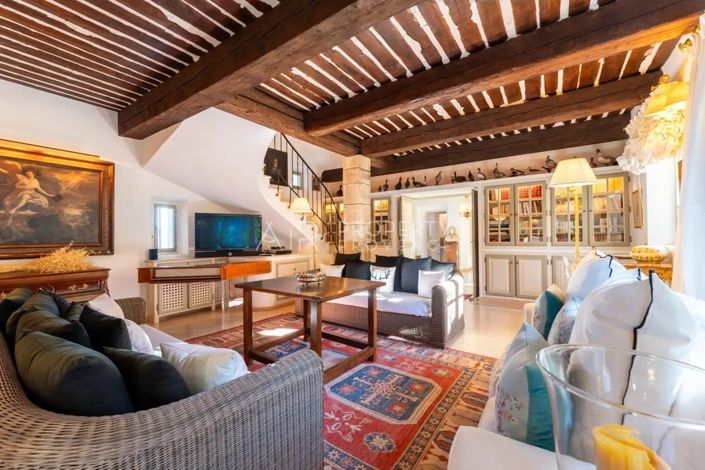 Image No.10-6 Bed House for sale