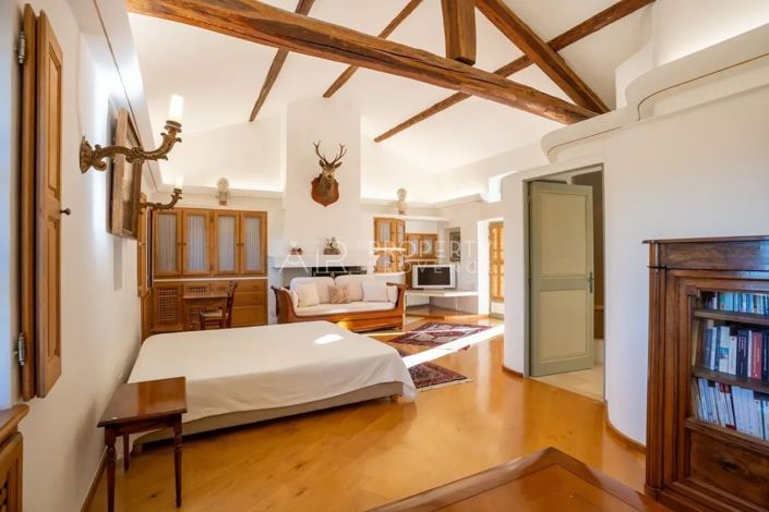 Image No.18-6 Bed House for sale