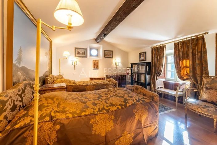 Image No.21-6 Bed House for sale