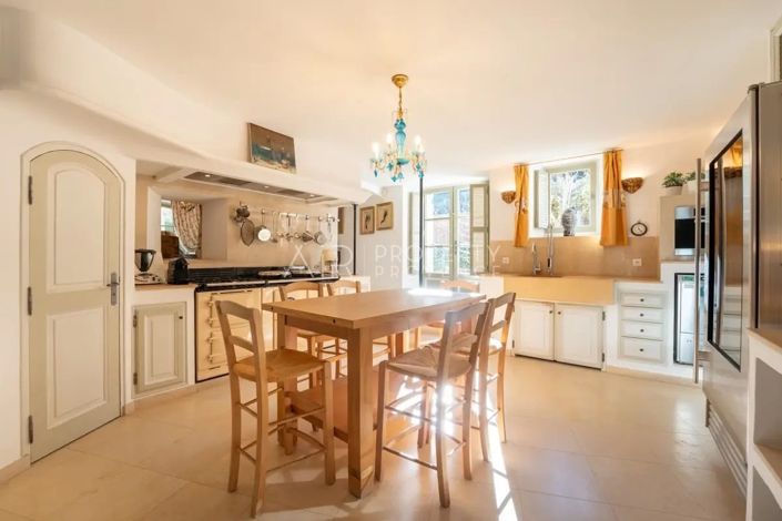 Image No.9-6 Bed House for sale