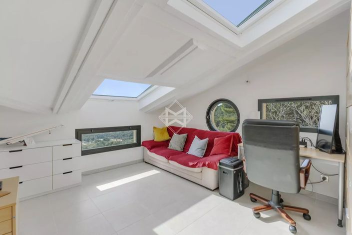 Image No.11-6 Bed House for sale