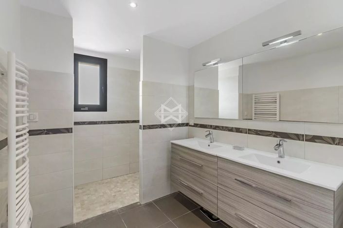 Image No.13-6 Bed House for sale