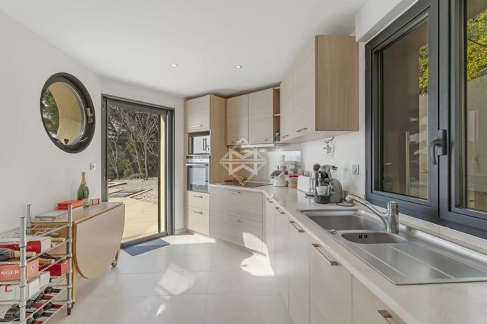 Image No.6-6 Bed House for sale