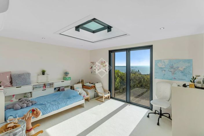 Image No.8-6 Bed House for sale