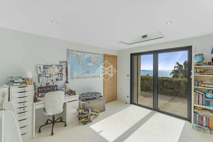 Image No.9-6 Bed House for sale