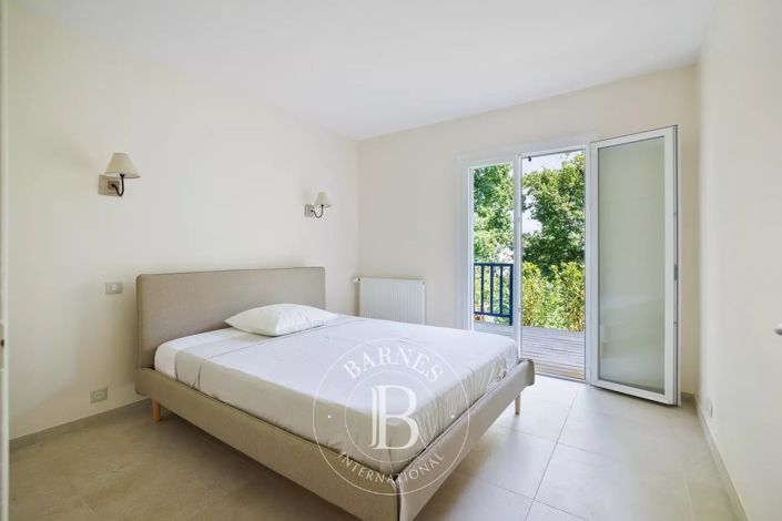 Image No.10-6 Bed House for sale