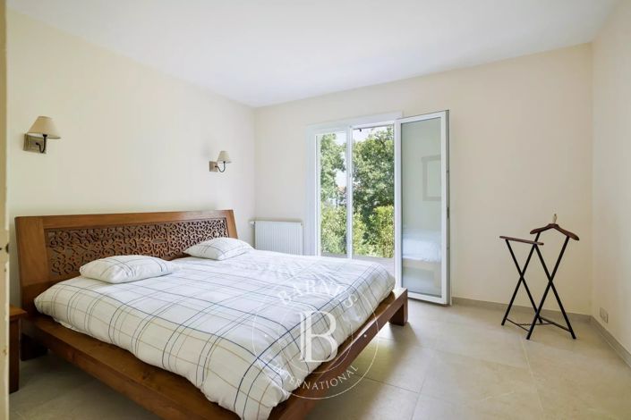 Image No.16-6 Bed House for sale