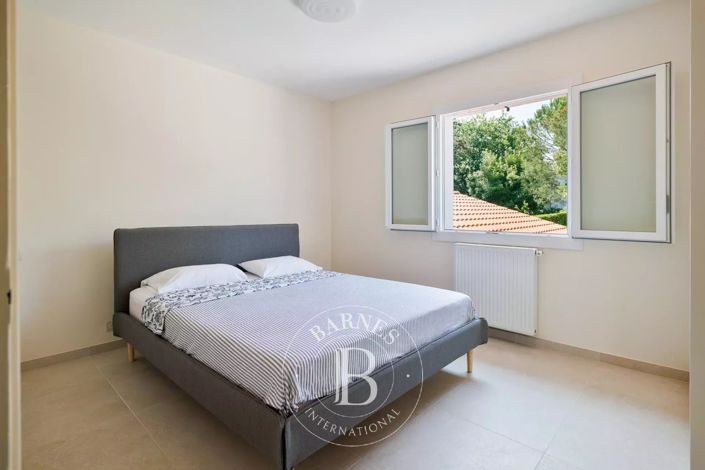 Image No.17-6 Bed House for sale