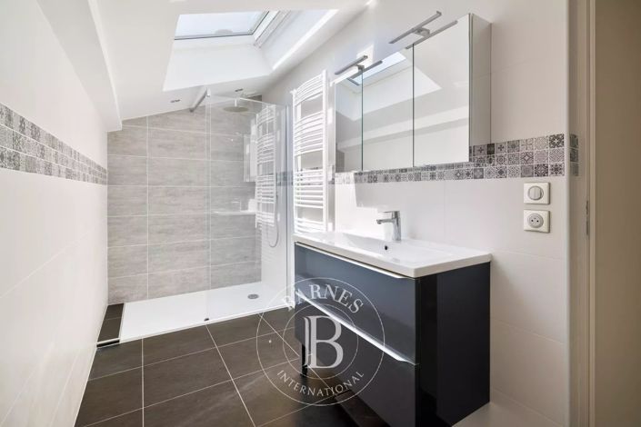 Image No.18-6 Bed House for sale