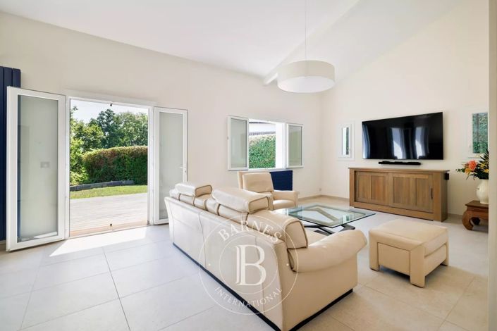 Image No.6-6 Bed House for sale