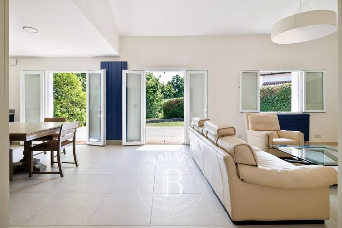 Image No.7-6 Bed House for sale