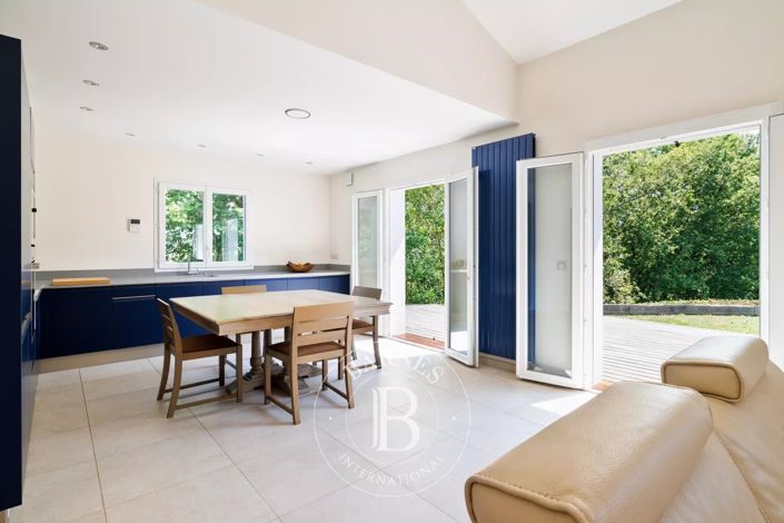 Image No.8-6 Bed House for sale