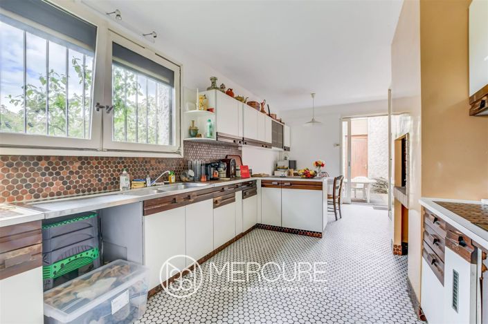 Image No.10-6 Bed House for sale