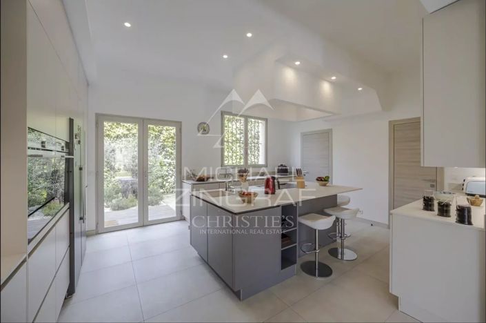 Image No.7-6 Bed House for sale