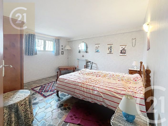 Image No.10-5 Bed House for sale