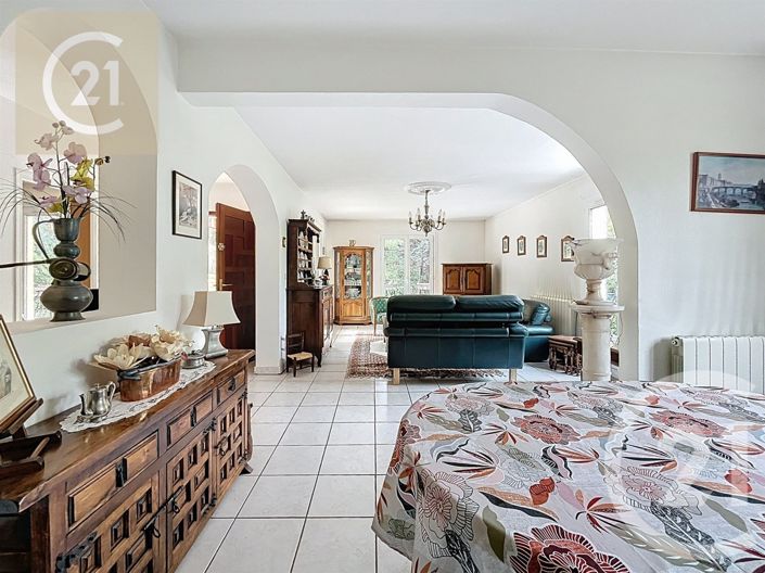 Image No.7-5 Bed House for sale