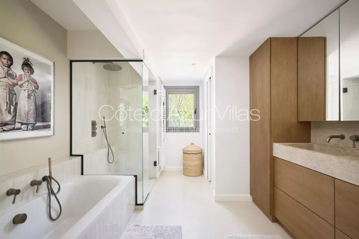 Image No.8-5 Bed House for sale