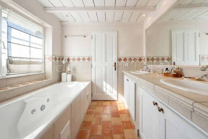 Image No.24-4 Bed House for sale