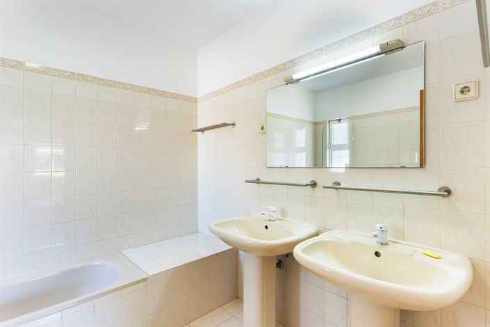 Image No.24-4 Bed House for sale