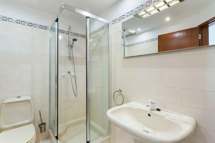 Image No.30-4 Bed House for sale