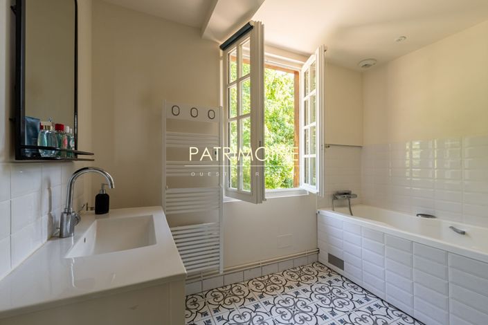 Image No.12-4 Bed Property for sale