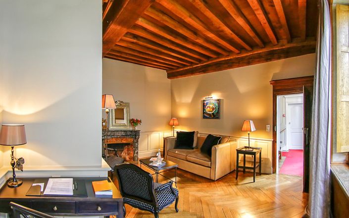 Image No.10-6 Bed Property for sale