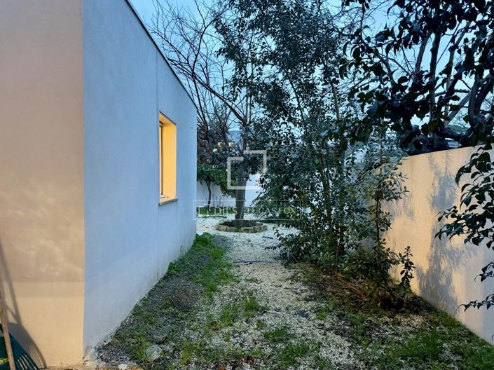 Image No.10-3 Bed House for sale