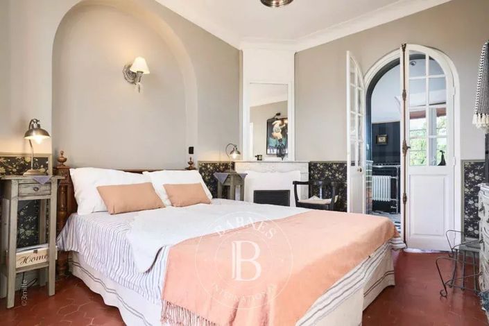 Image No.6-5 Bed House for sale