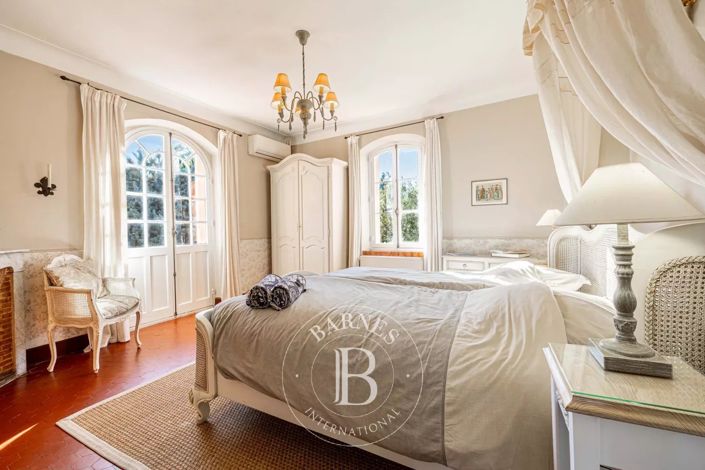 Image No.8-5 Bed House for sale